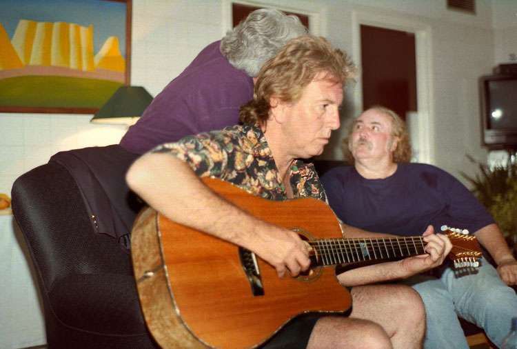 maingard-guitars-crosby-stills-nash-acoustic-luthier-1