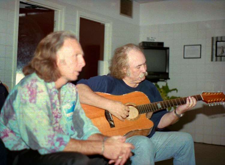 maingard-guitars-crosby-stills-nash-acoustic-luthier-2