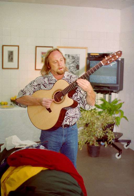 maingard-guitars-crosby-stills-nash-acoustic-luthier-5